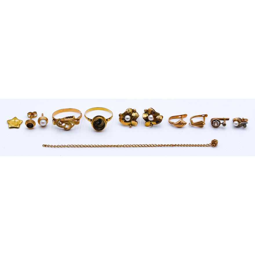 Box Misc. 18k Gold Earrings etc. - 10.6 Grams TW