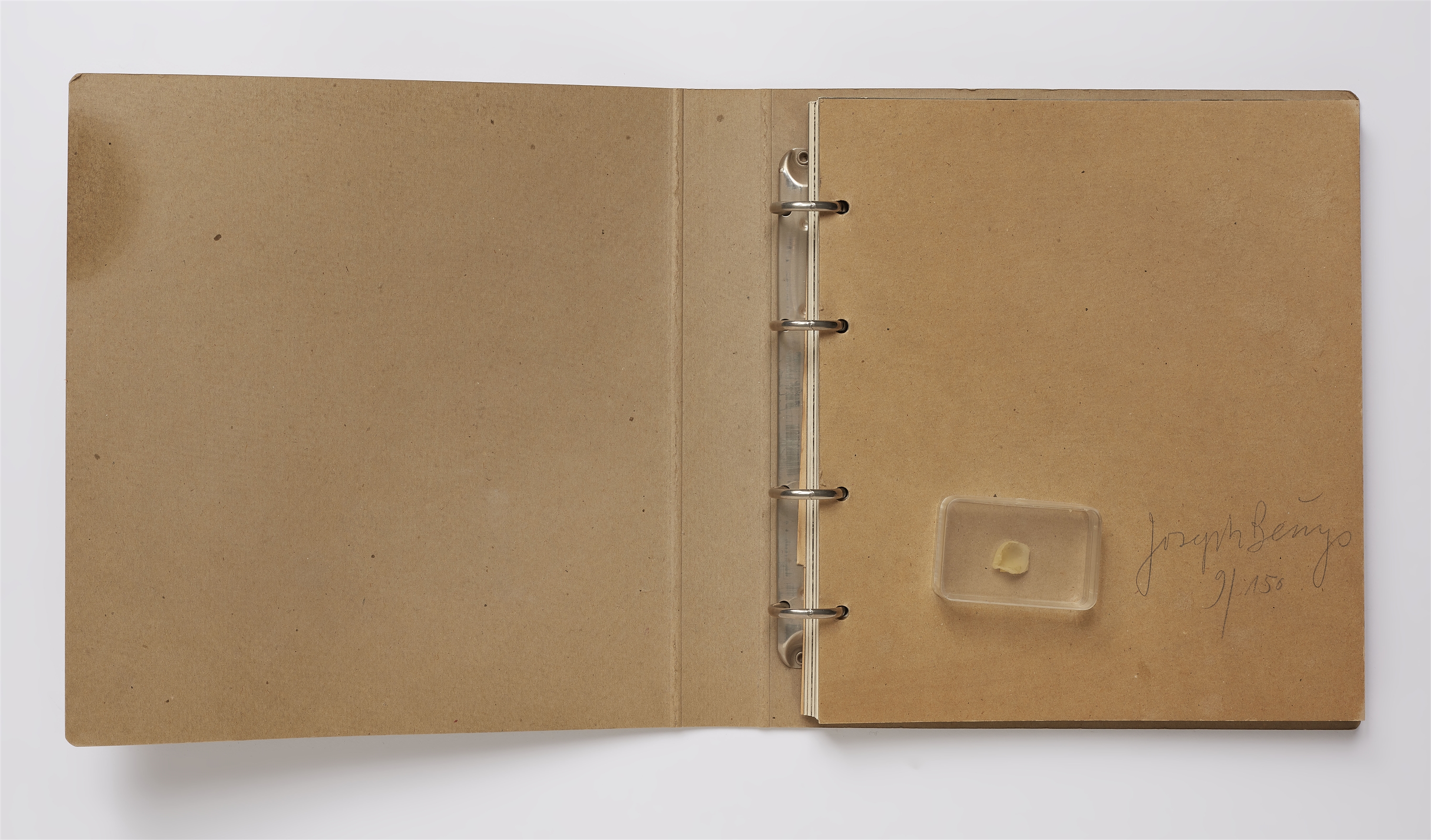 Joseph Beuys Fingernagelabdruck aus gehärteter Butter 1971