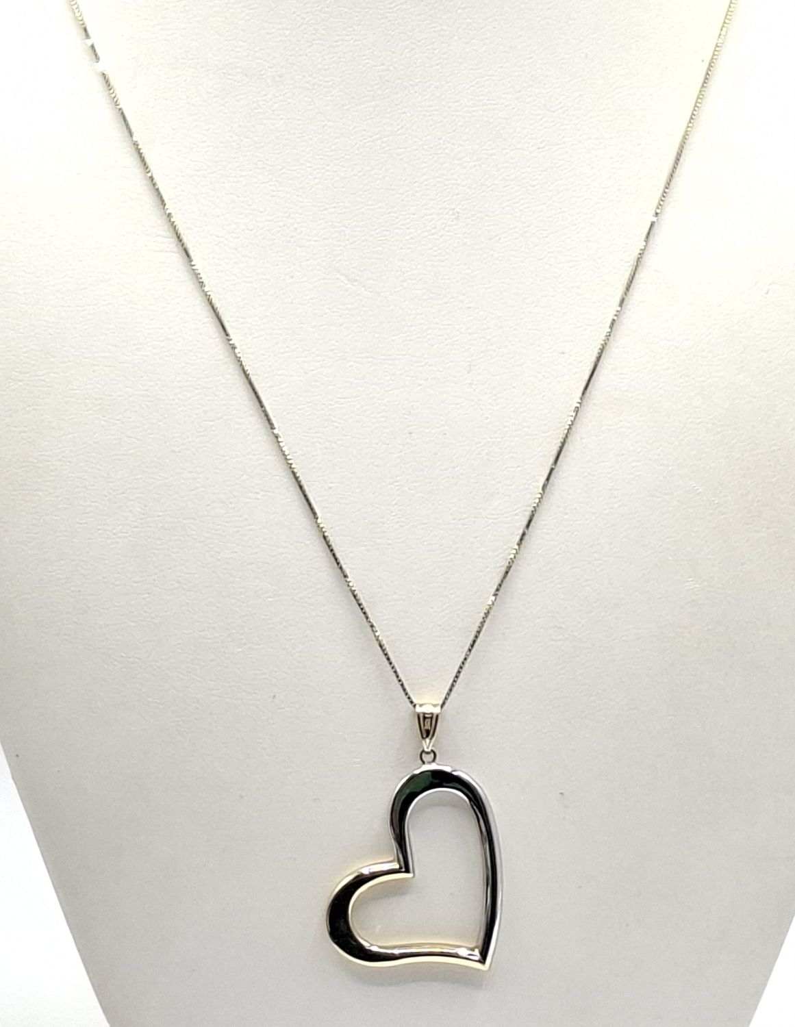 1067 · 10CT GOLD PENDANT AND CHAIN