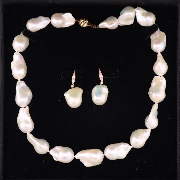Collar y aretes con perlas