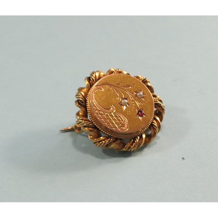 A LATE VICTORIAN 18CT GOLD RUBY AND SEED PEARL BROOCH.