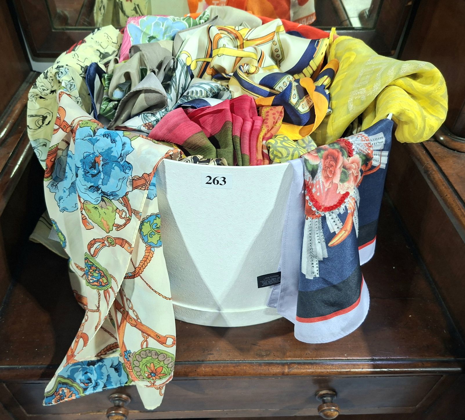 263 · BEAUTIFUL SCARVES