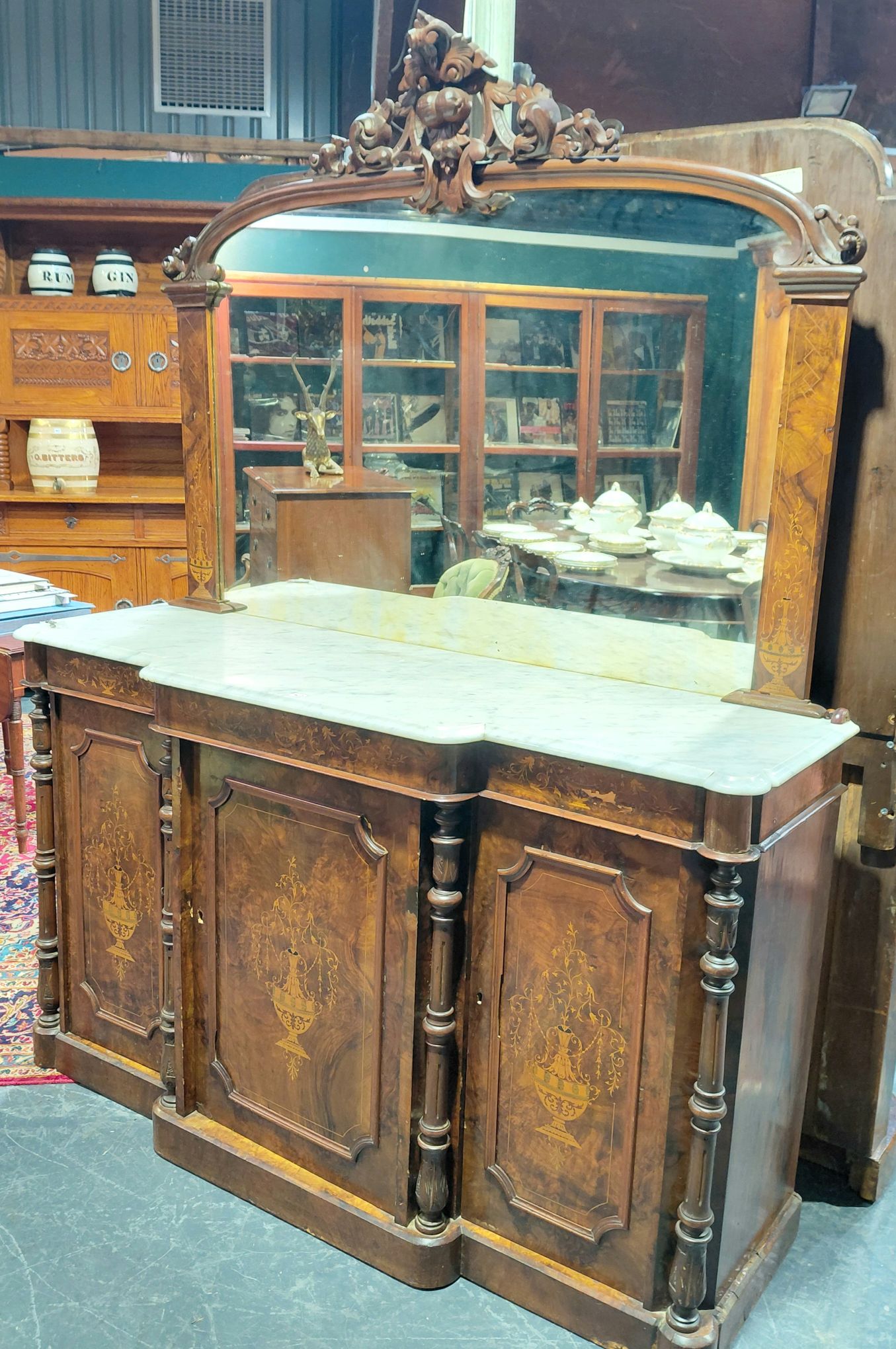622 · A VICTORIAN CREDENZA