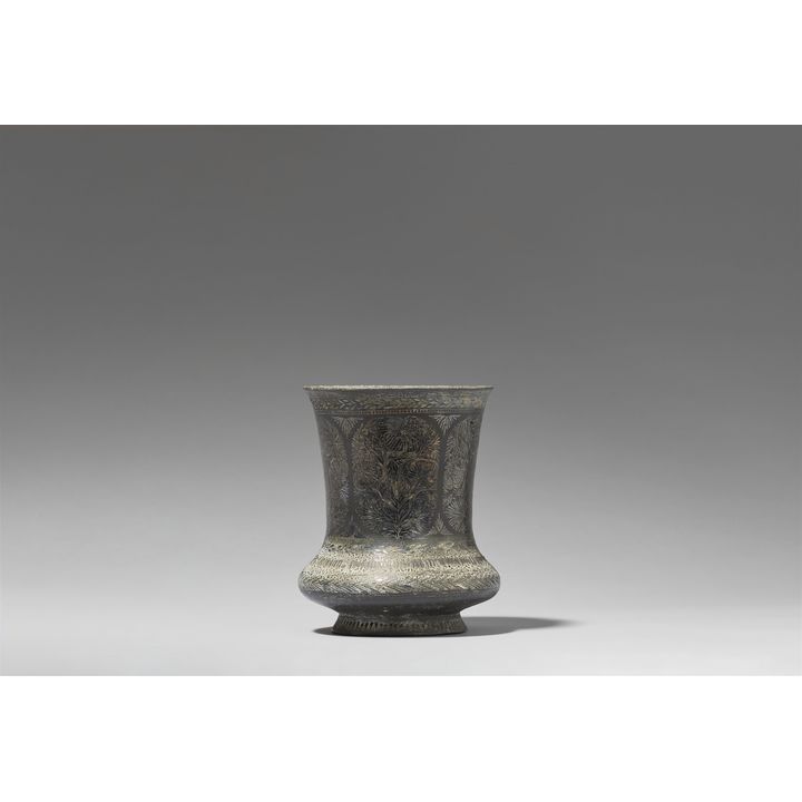 A Bidri-style silver-inlaid metal vessel. Copper-zinc-alloy with silver inlays. India, Deccan, Bidar. 19th century