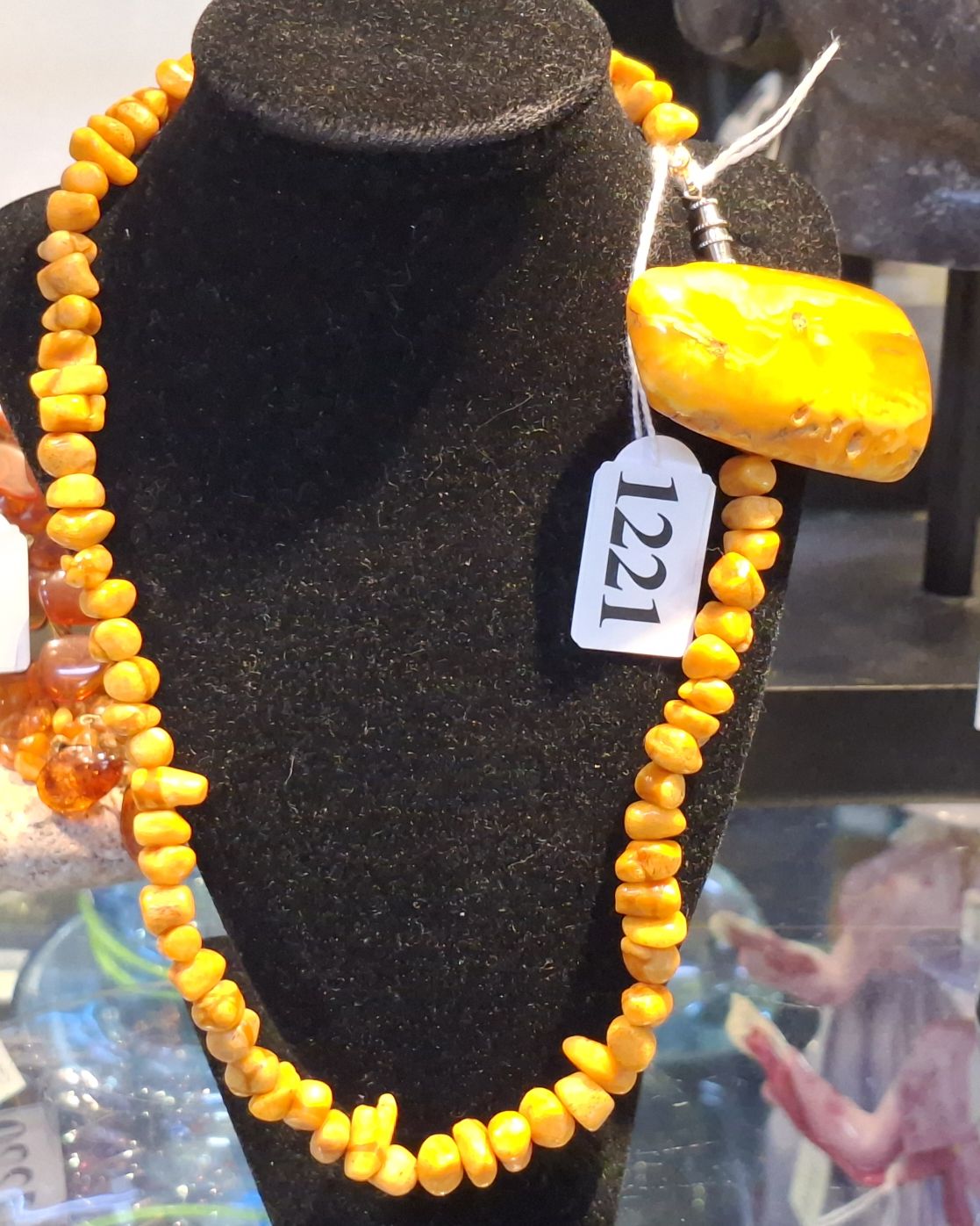 1221 · AMBER NECKLACE AND BROOCH