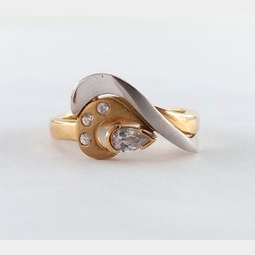 YELLOW GOLD RING WITH PEAR SHAPED CUBIC