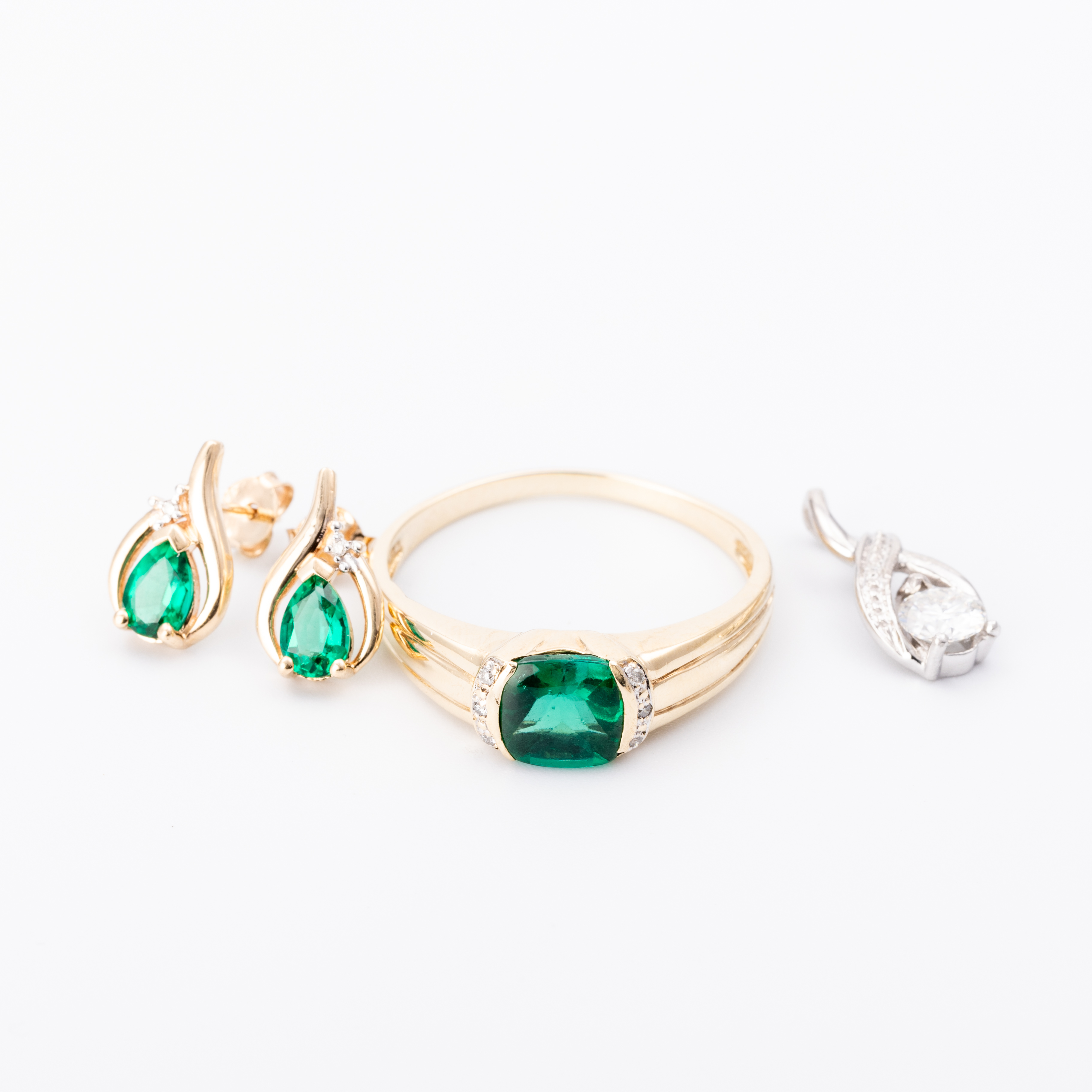 350 · Three Pieces of 9ct Gold Jewellery