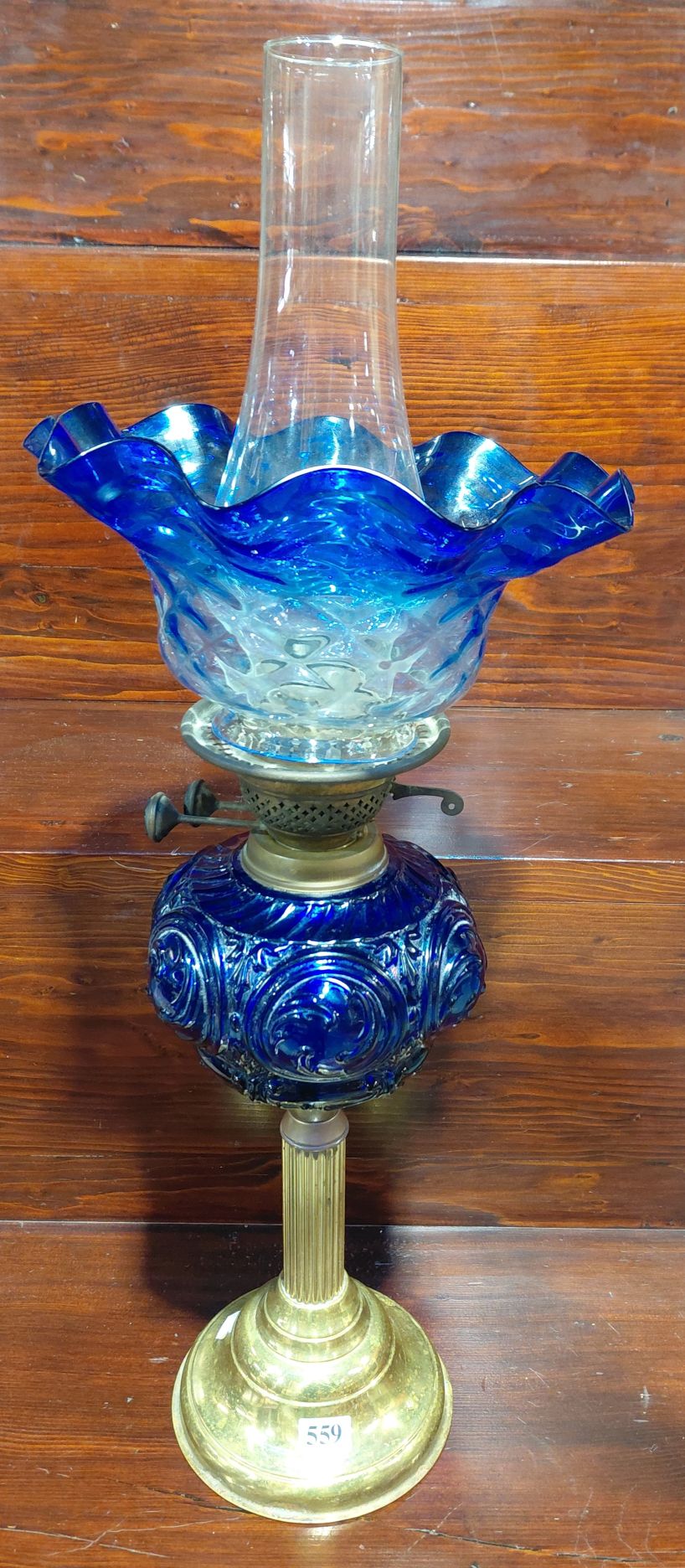 559 · STUNNING ANTIQUE OIL LAMP