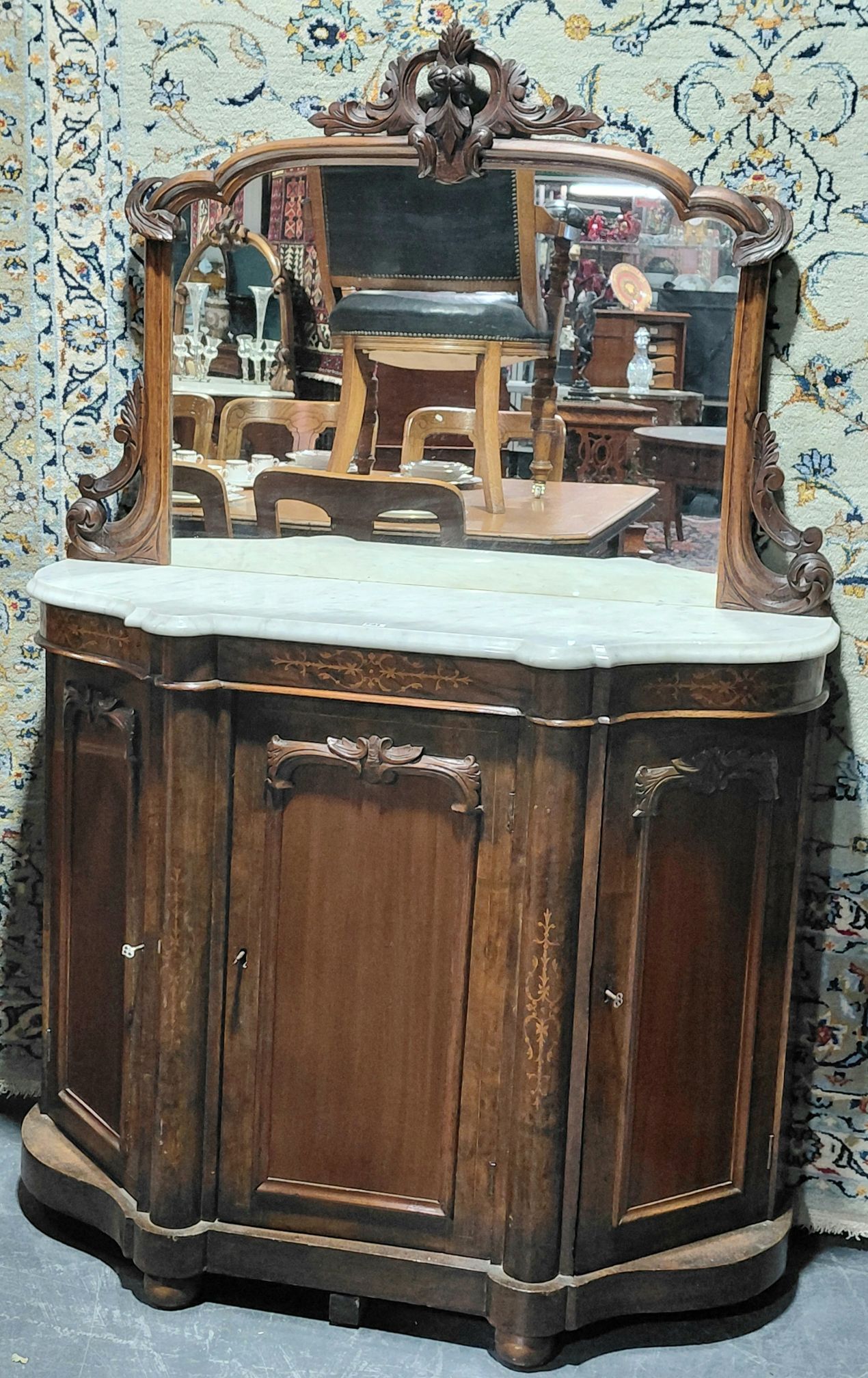 584 · PETIT VICTORIAN CREDENZA