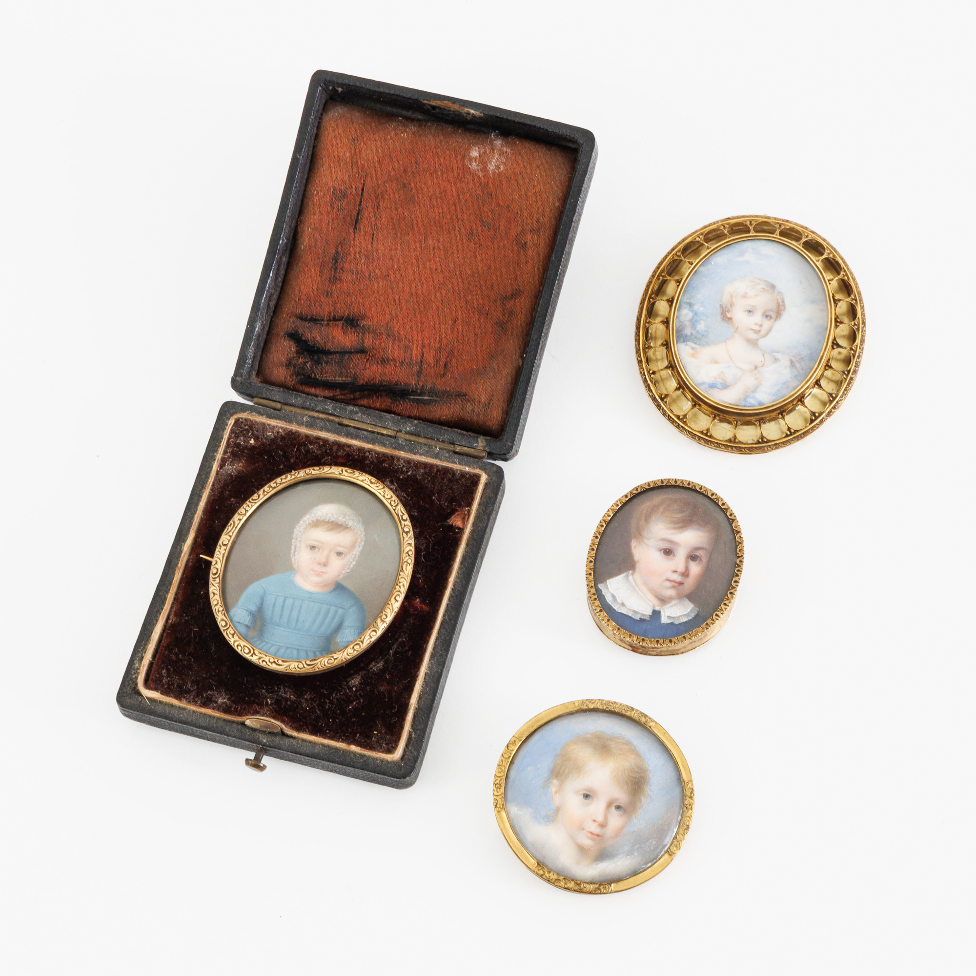 Four brooches featuring a miniature portrait of a child. Set in gold; one brooch housed in a – kavel bij Bernaerts, Antwerp