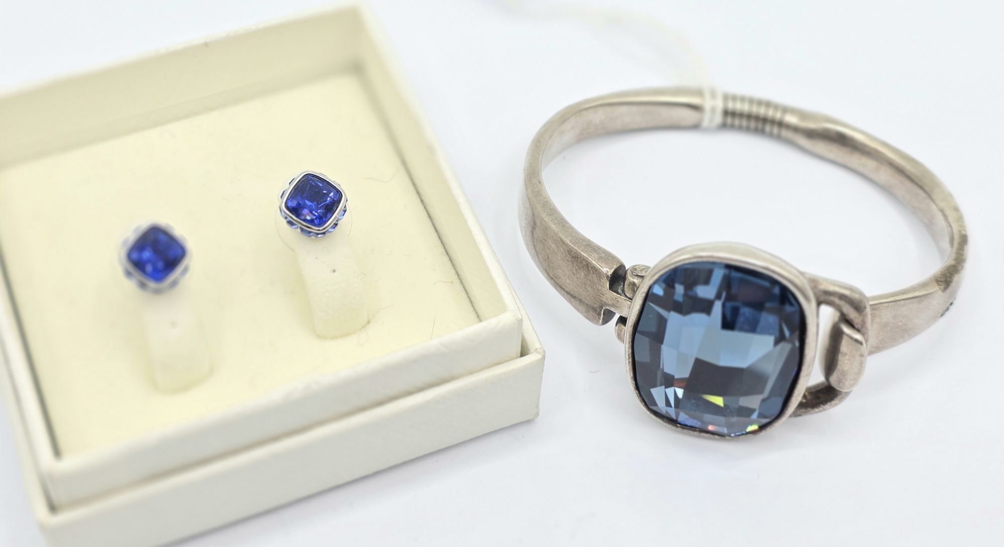 86 · LARGE STONE SET BANGLE