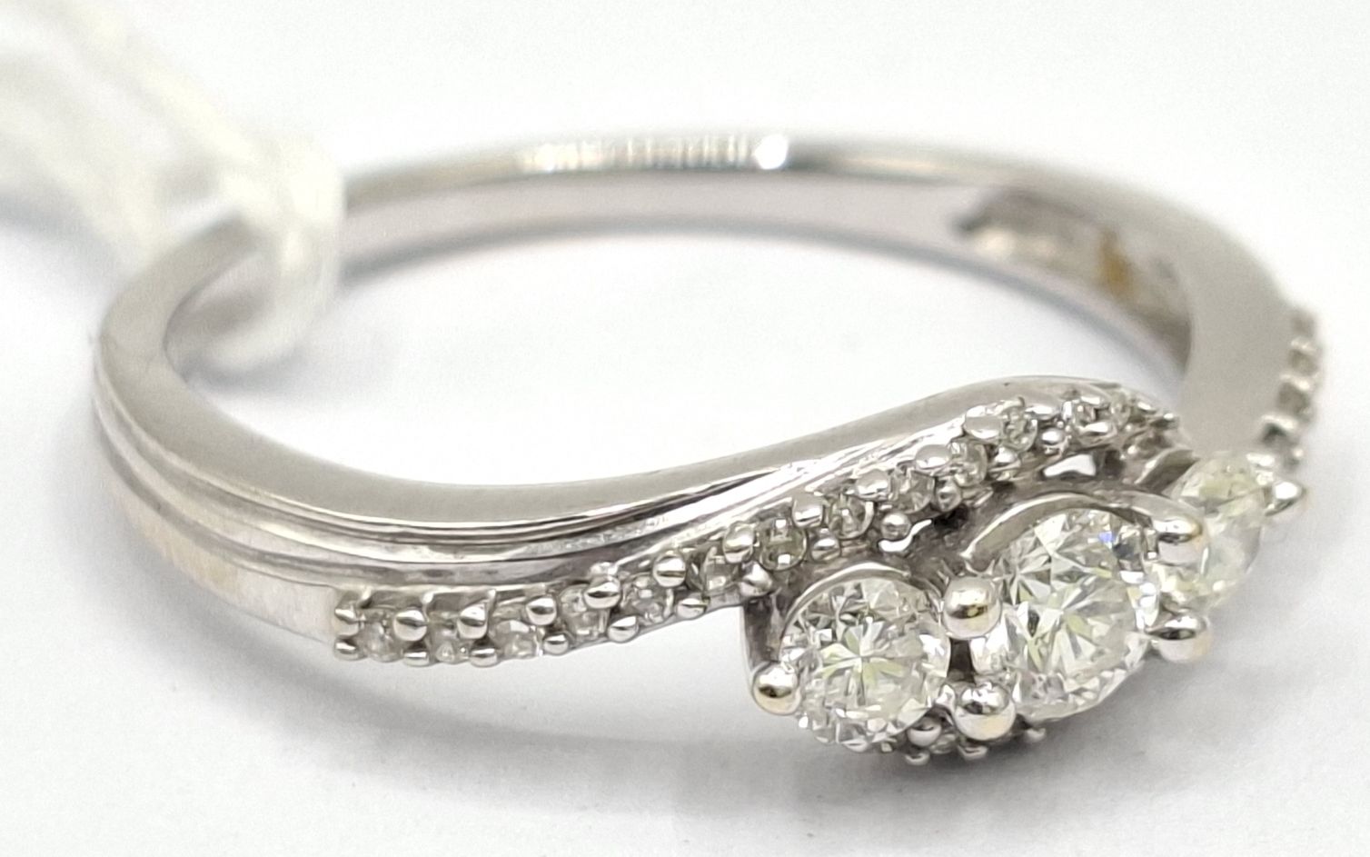 264 · 18CT GOLD DIAMOND RING