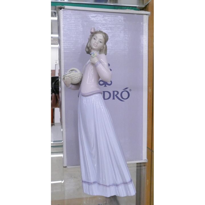Lladro 7636 'Afternoon Promenade' Figure in Box