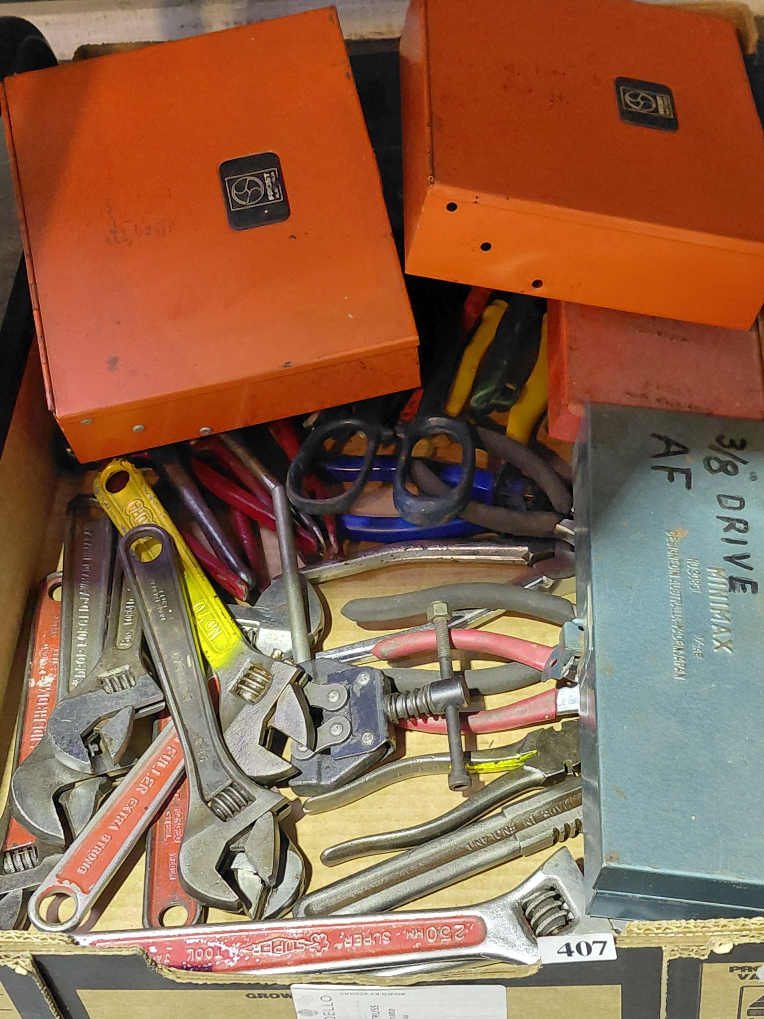 407 · BOX OF TOOLS