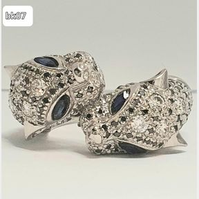 18CT WHITE GOLD PANTHER RING WITH 4 SAPPHIRES. WHITHE and BLACK DIAMONDS 0.80CT - GOLD 10.6GRAMS - SIZE N