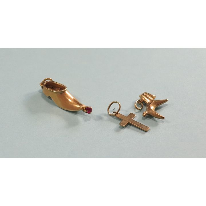 AN 18CT GOLD CHARM AND 2 9CT GOLD CHARMS.