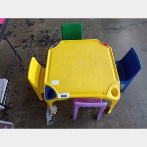 4X TODDLERS CHAIRS - PLASTIC CHAIRS AND TABLE