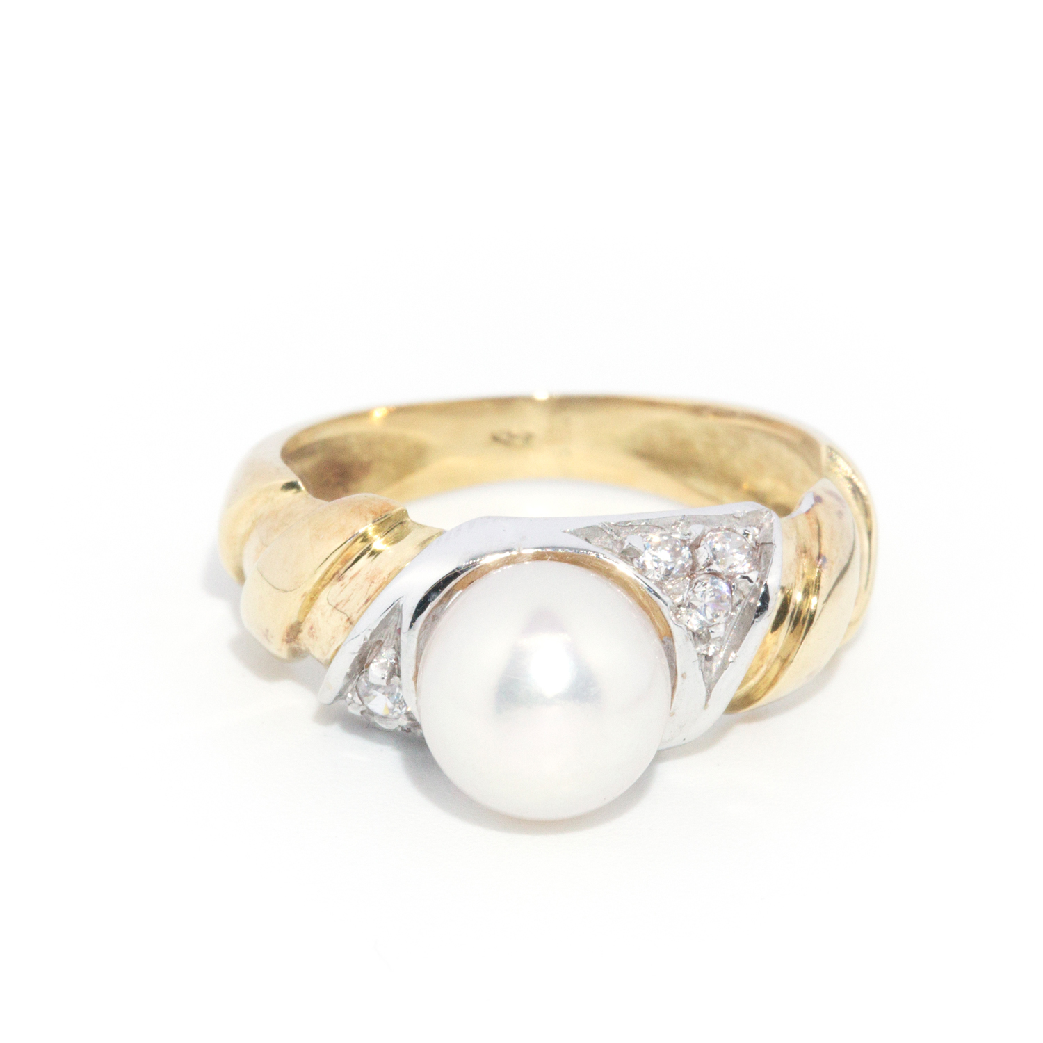 40 · 18ct Gold Pearl Ring