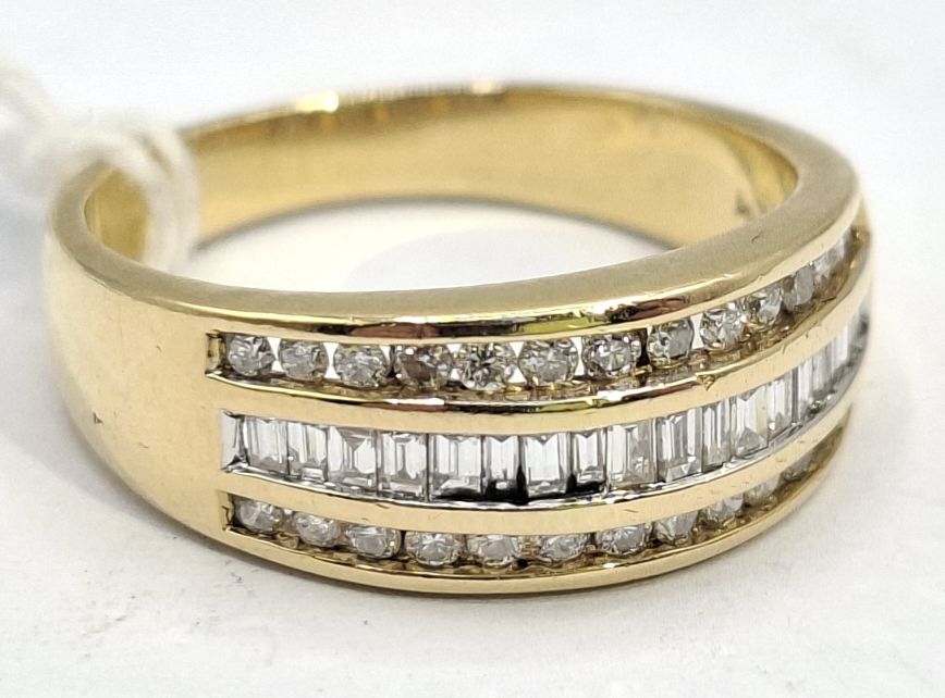 228 · 18CT GOLD DIAMOND RING