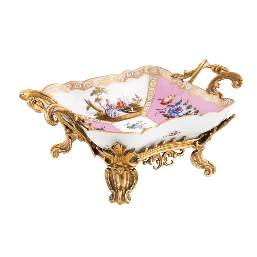 Patera porcelanowa na podstawie z brązu, Drezno, II poł. XIX w.