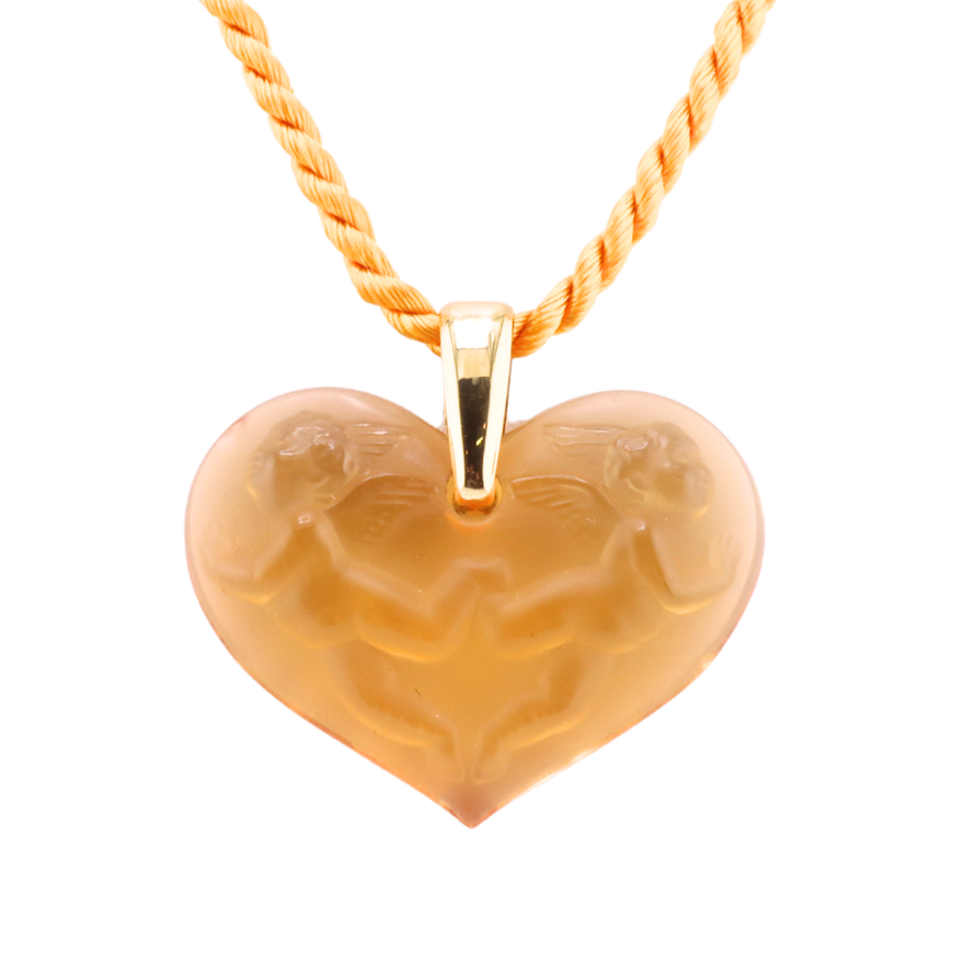 Collar de hilo dorado con dije marca Lalique, modelo Deux Anges