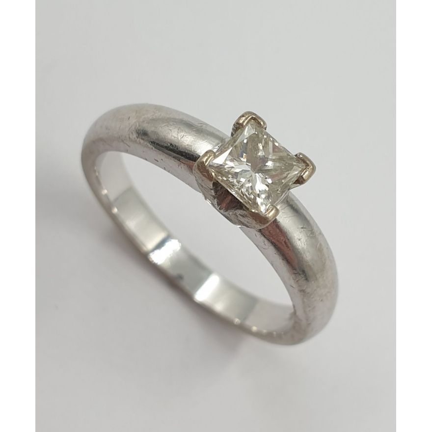 18ct W/G Diamond Ring