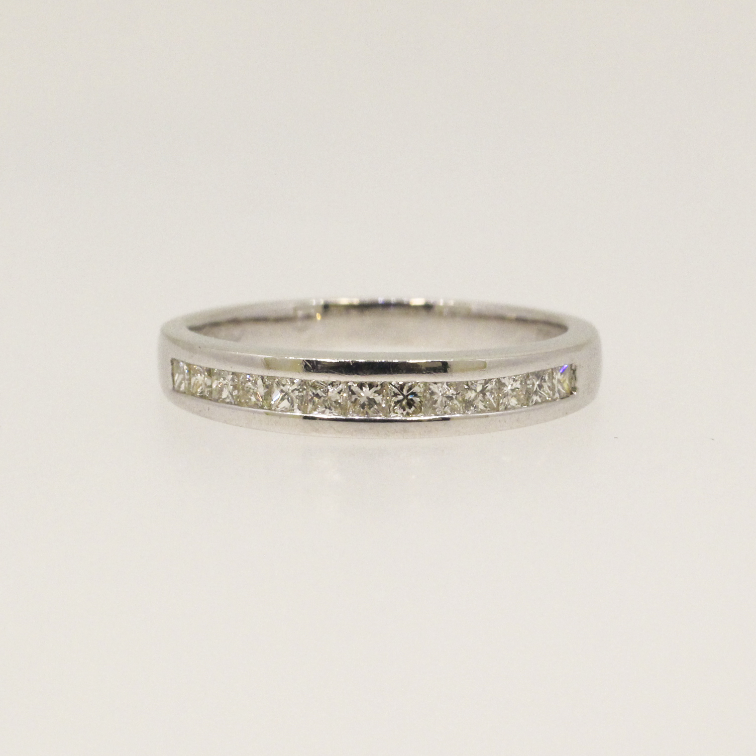 422. · Diamond Ring 3.09g