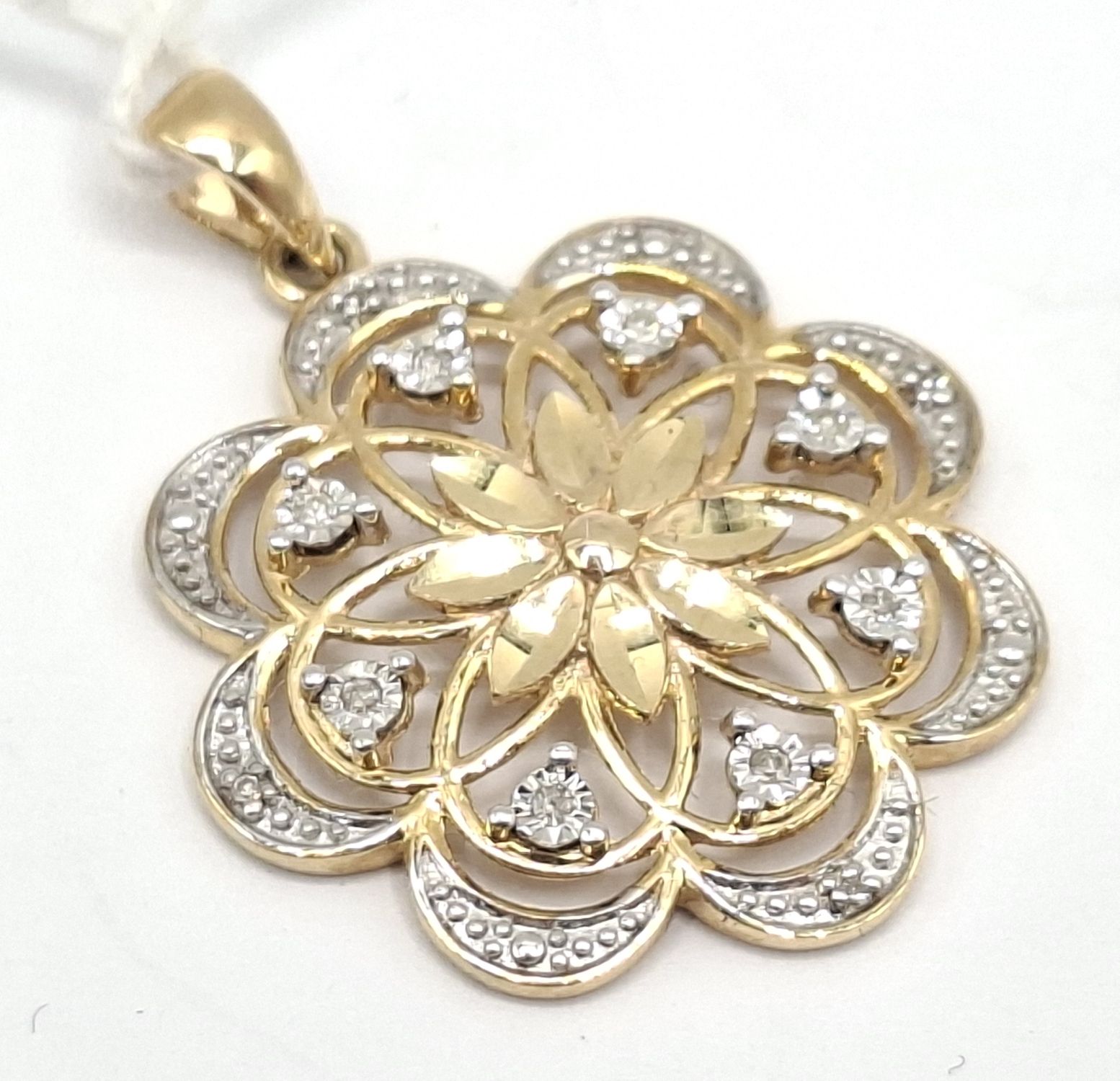 1134 · 9CT GOLD DIAMOND PENDANT