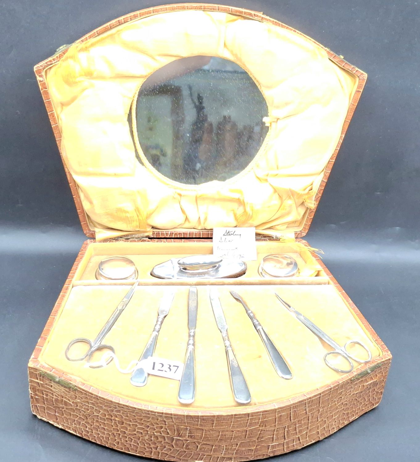 1237 · ART DECO MANICURE SET