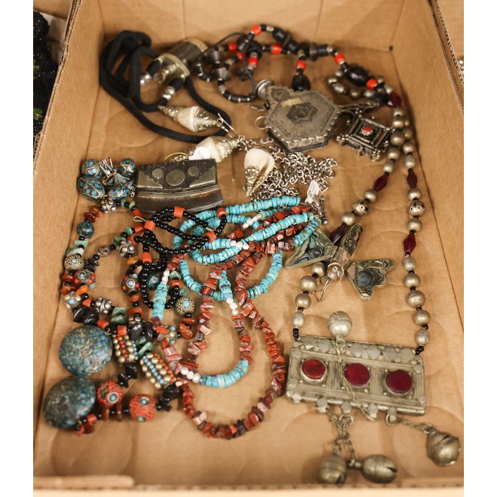Box Old Tibetan and Persian Jewelry