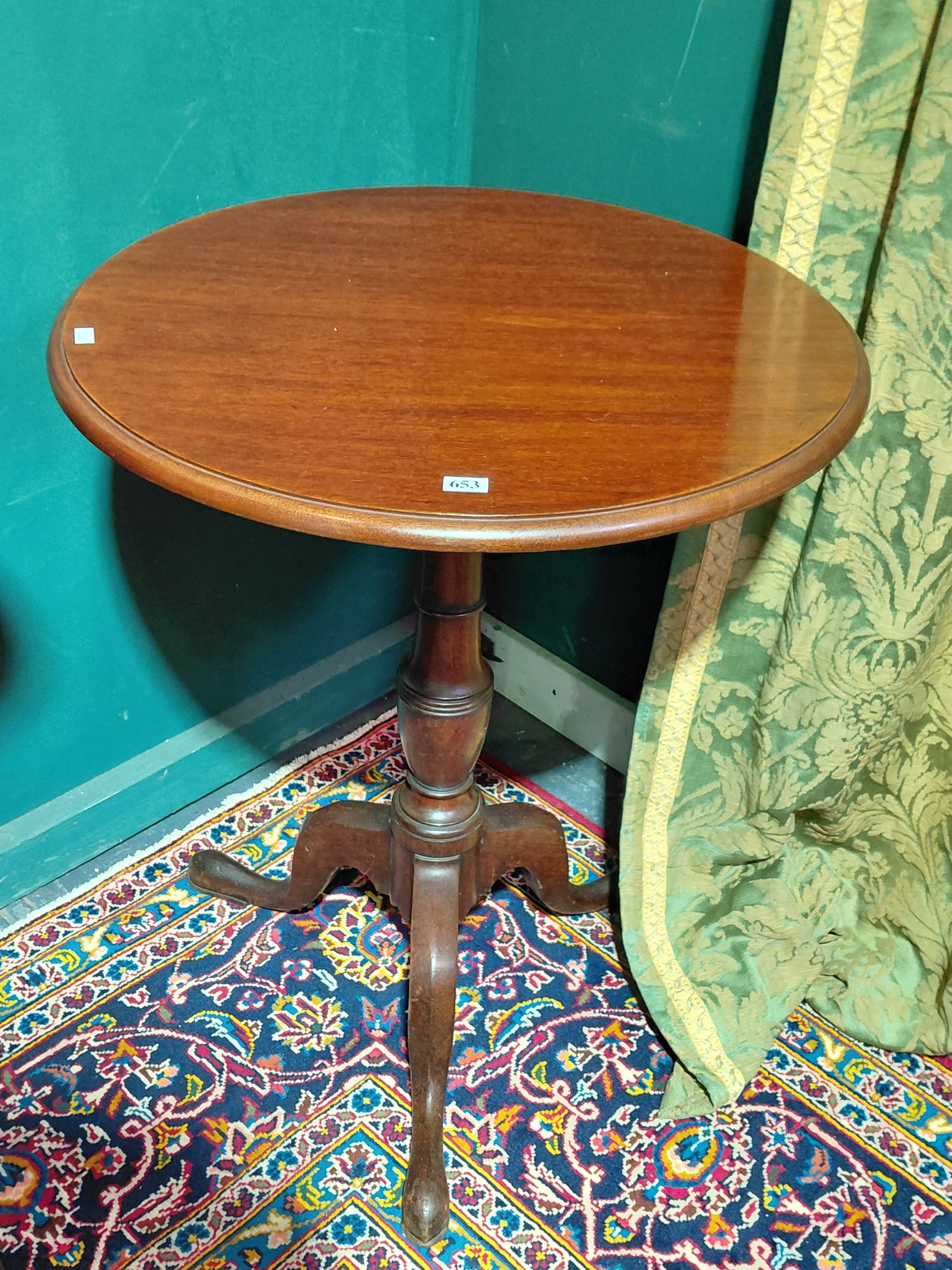653 · GEORGIAN PEDESTAL WINE TABLE