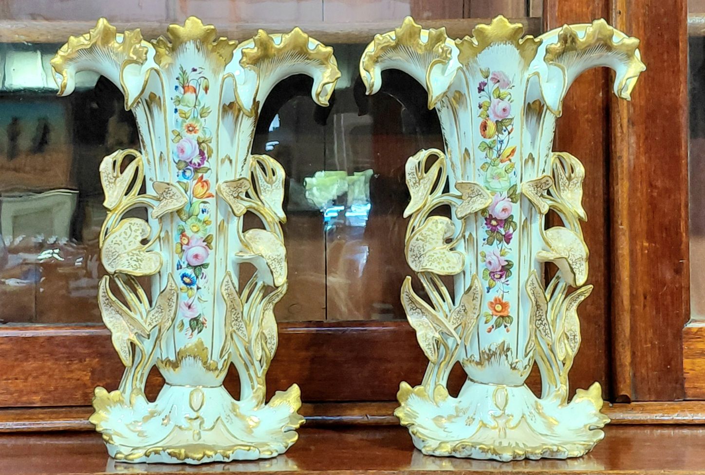 563 · 19TH CENTURY FRENCH MANTLE VASES