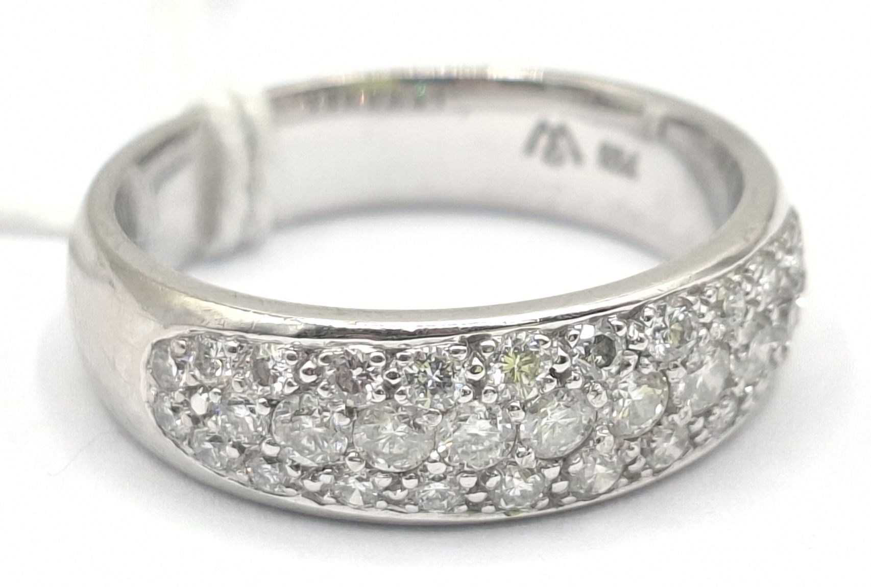273 · 18CT GOLD DIAMOND RING