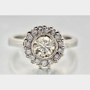 BEAUTIFUL 0.95CT DIAMOND HALO ENGAGEMENT RING SET IN 4.92G 18K WHITE GOLD .CENTRE STONE 0.80CT M SI1