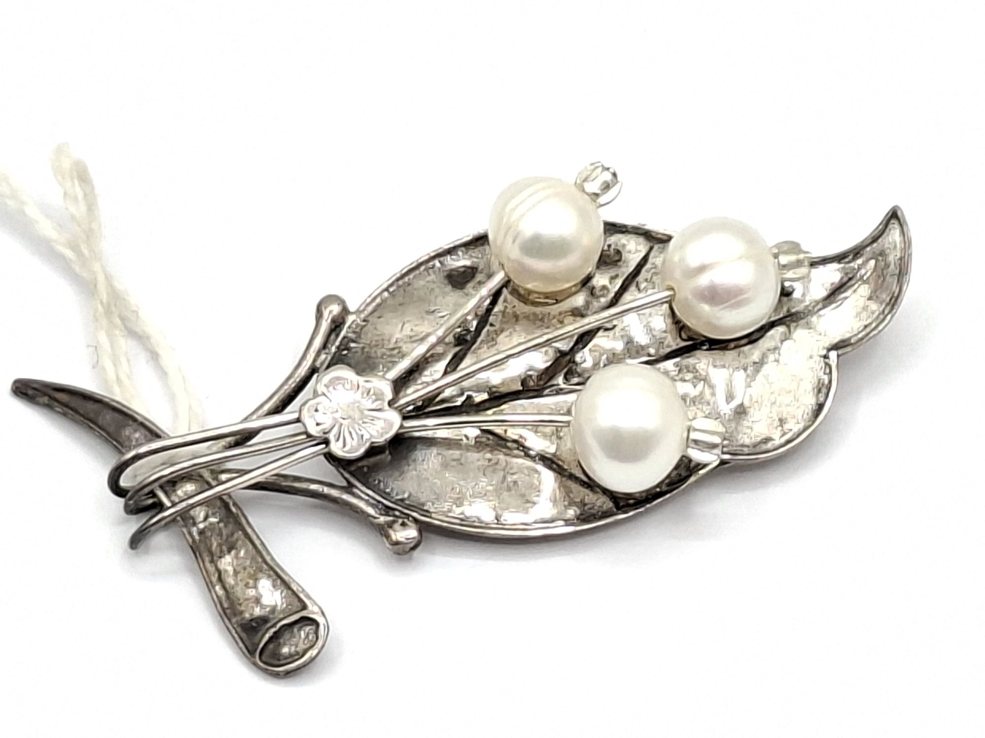 1010 · STERLING SILVER AND PEARL BROOCH