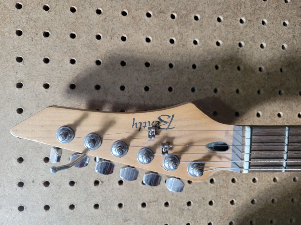 Bently Electric Guitar Midwest Auctions, LLC