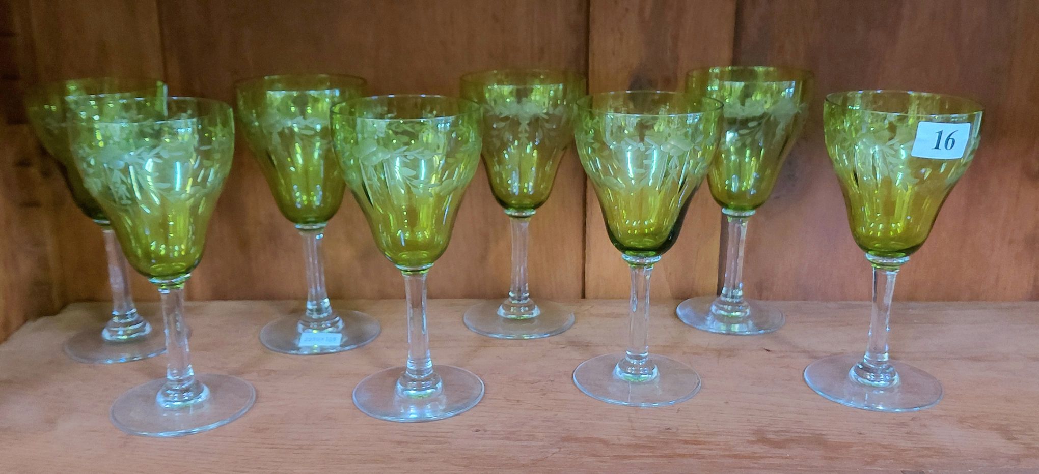 16 · LOVELY SET OF EIGHT WINE GLASSES