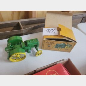 Cast Iron scale John Deere model D toy tractor