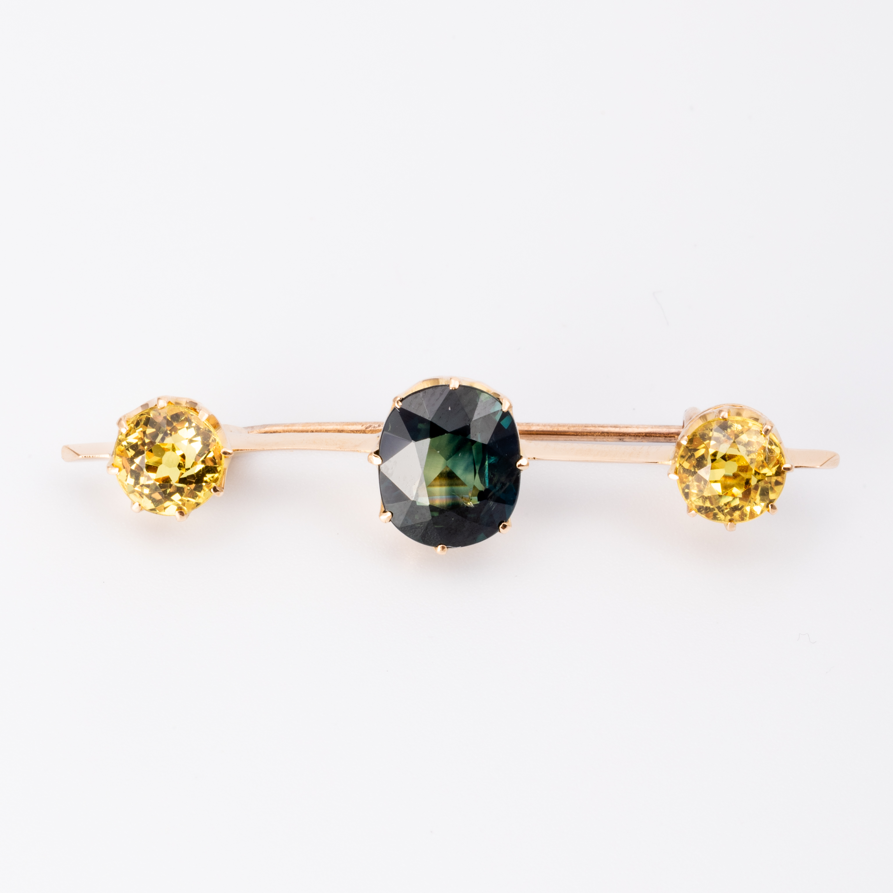 223 · Three Stone Sapphire Brooch 15ct Gold