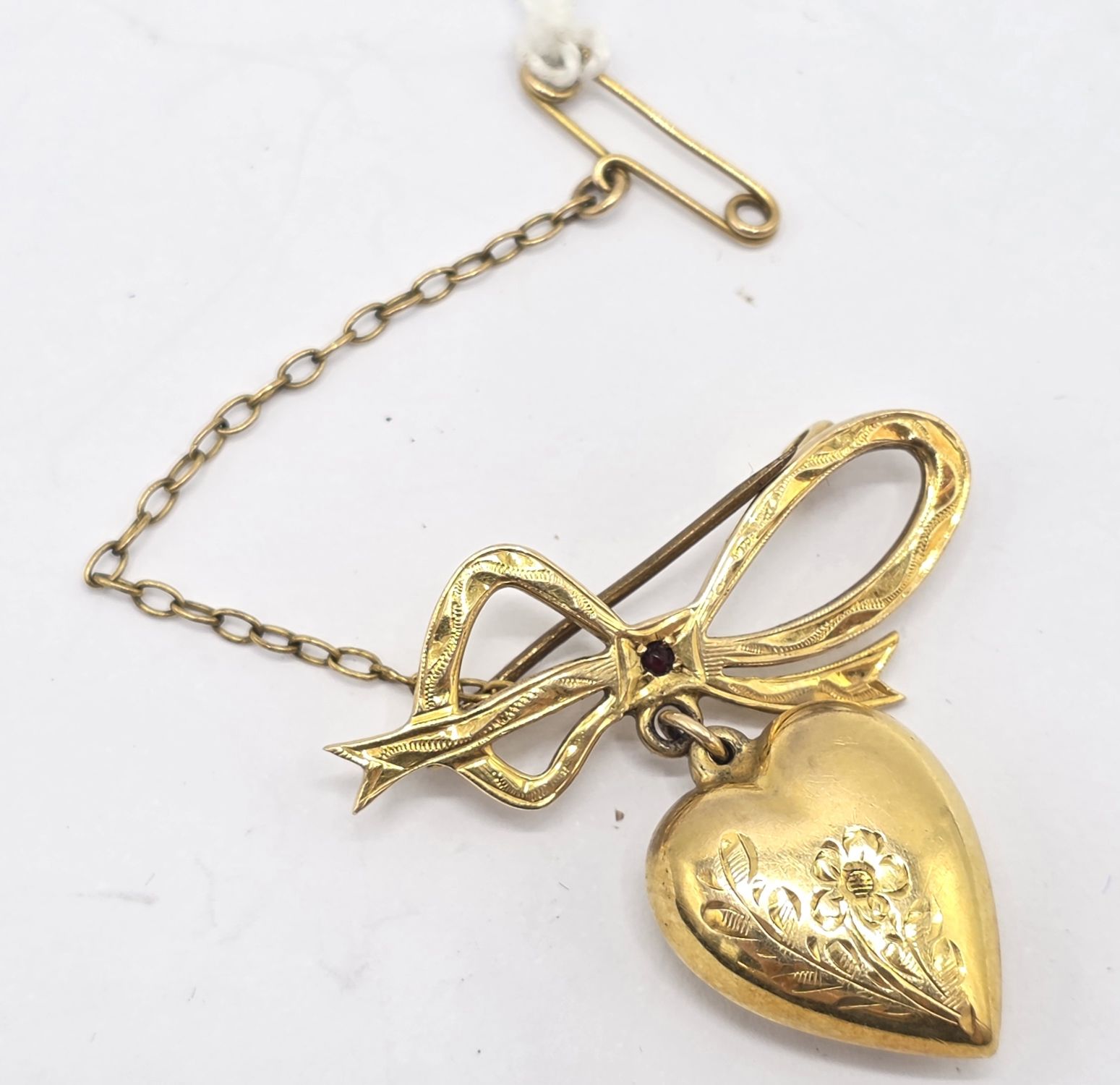 104 · 9CT SWEETHEART BROOCH
