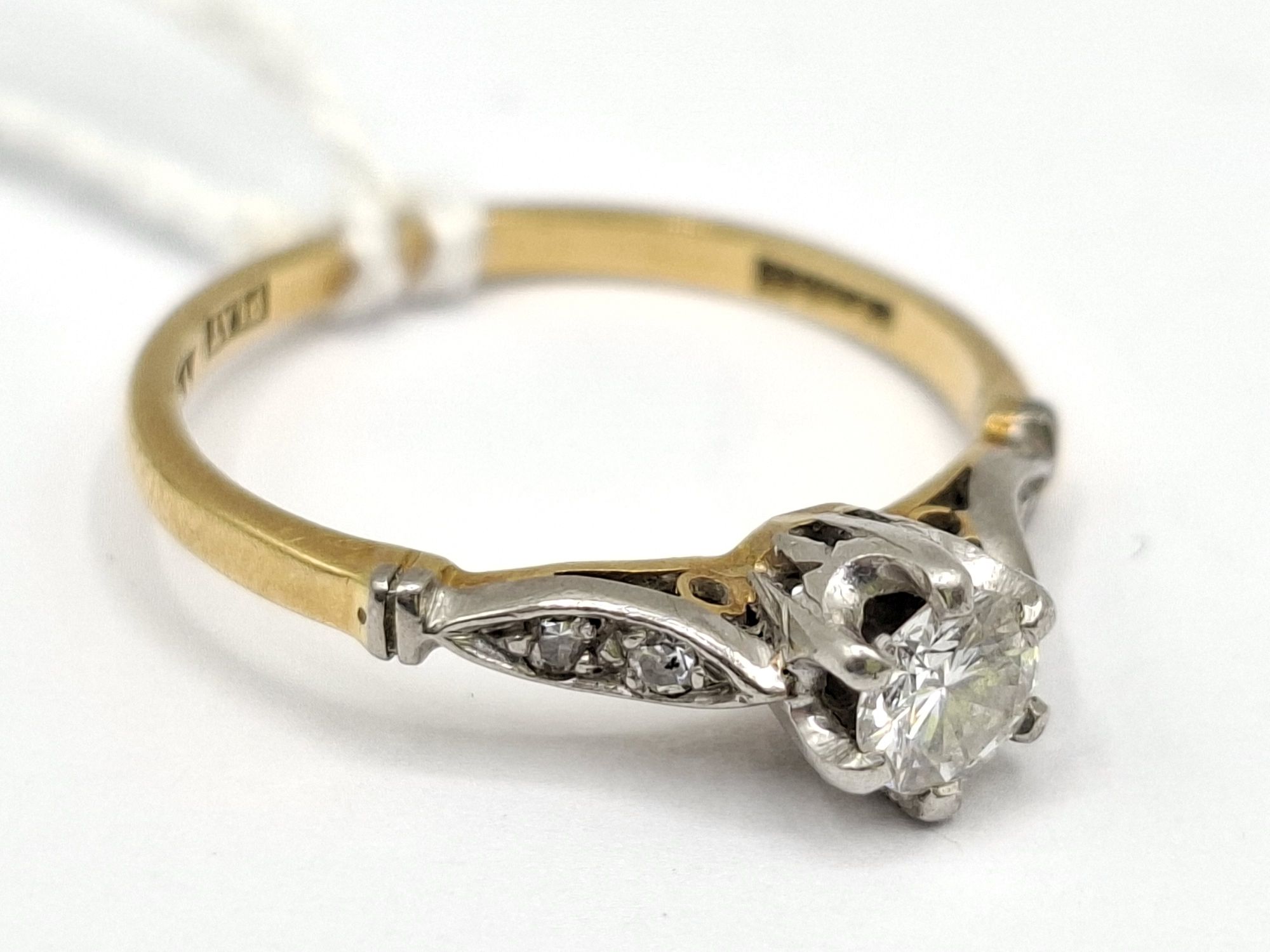 1070 · 18CT GOLD DIAMOND RING