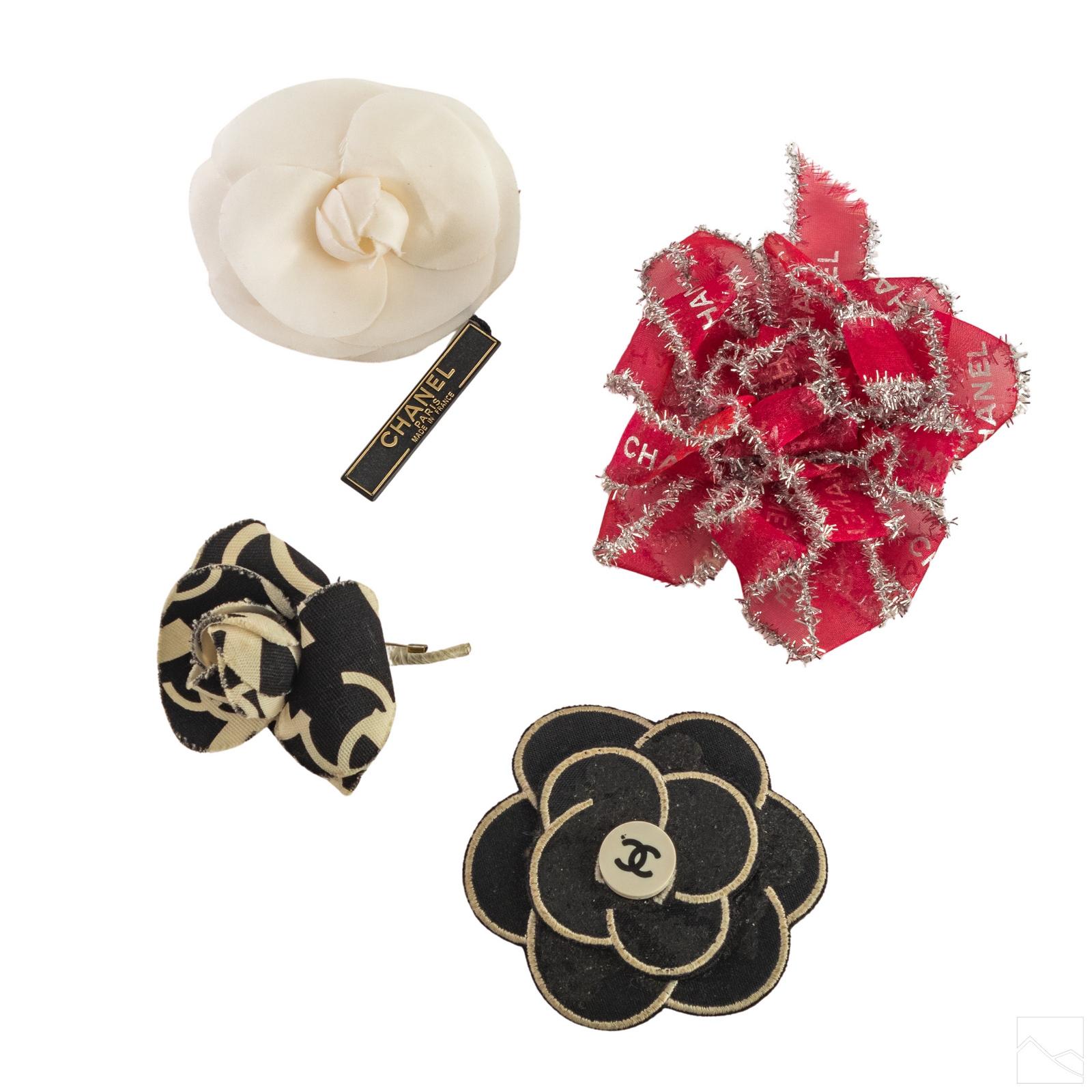 Chanel 2021 Resin CC Logo Heart Brooch - Black, Gold-Plated Pin, Brooches -  CHA873773