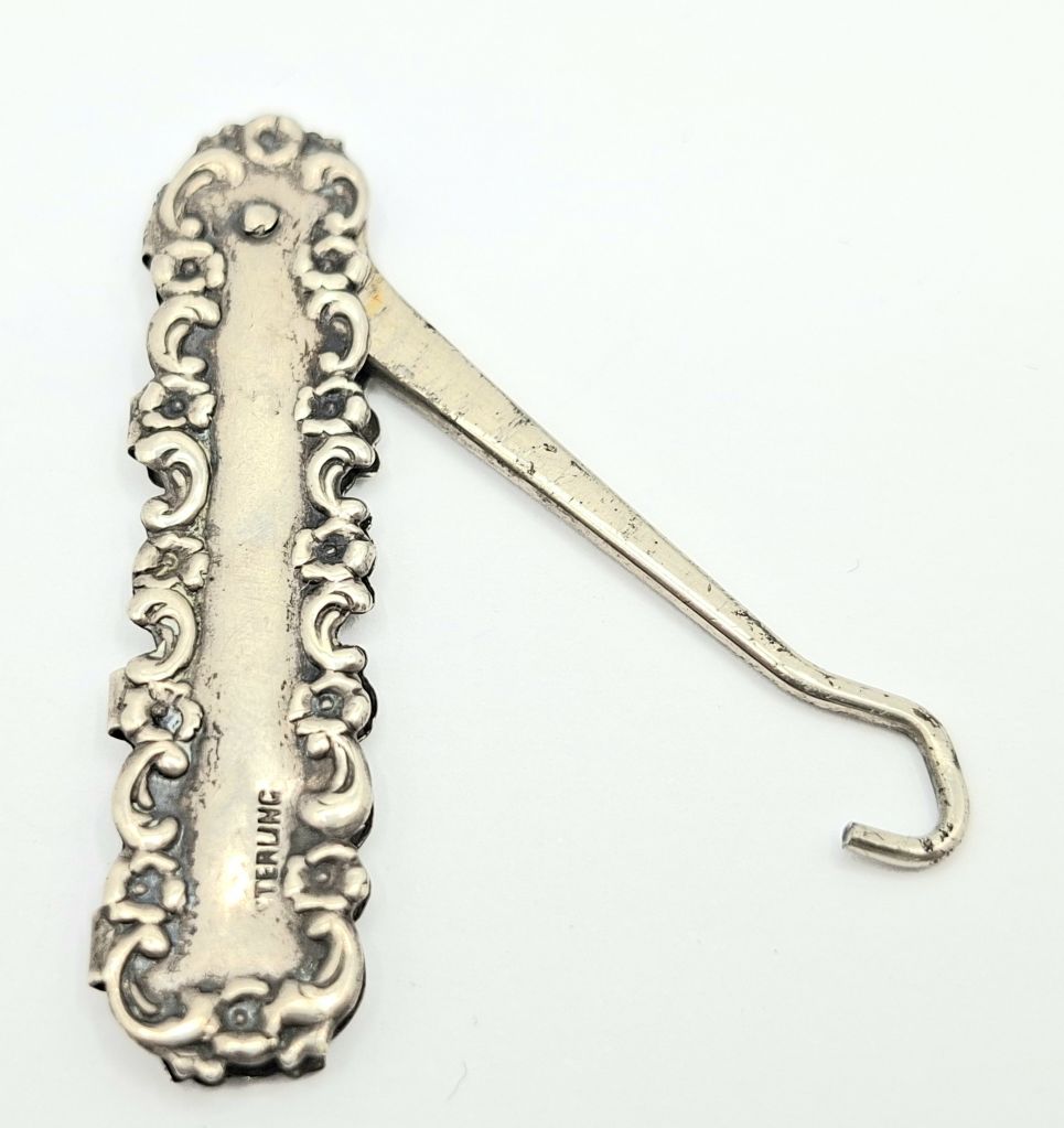 1095 · STERLING SILVER BUTTON HOOK