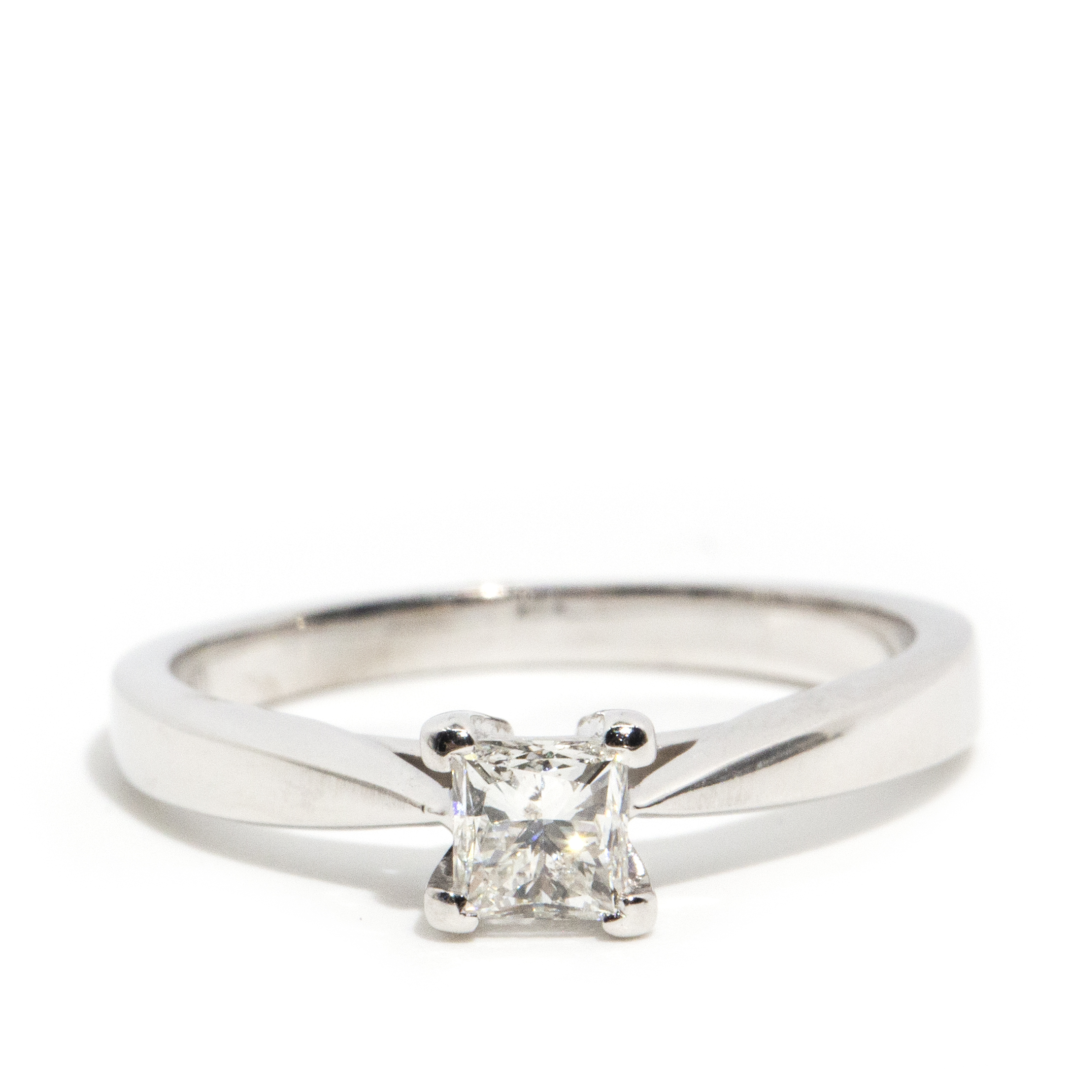 143 · 18 Carat Gold Diamond Ring