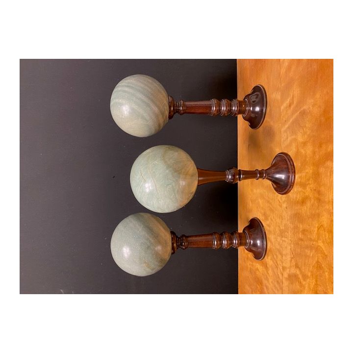 Trois grosses boules sphériques en marbre couleur céladon