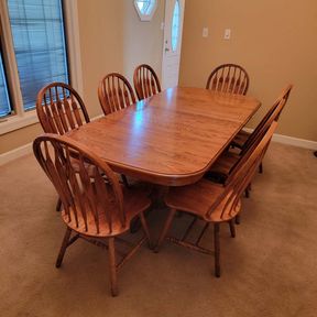 Beautiful Double Pedestal Oak Table & 8 Ornate Arrowback Chairs