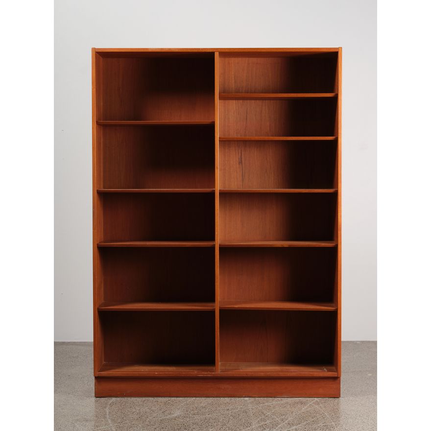 Poul Hundevad - A quality mid-century teak upright bookcase
