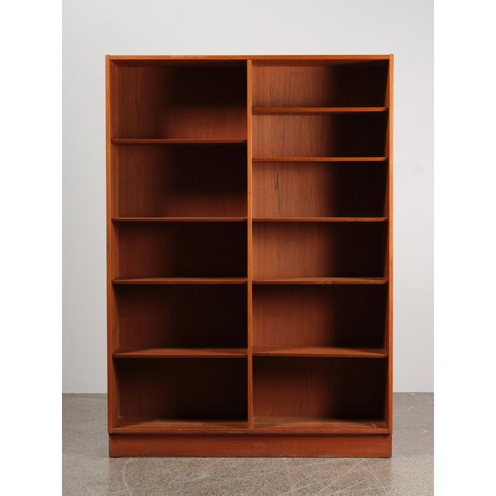 Poul Hundevad - A quality mid-century teak upright bookcase