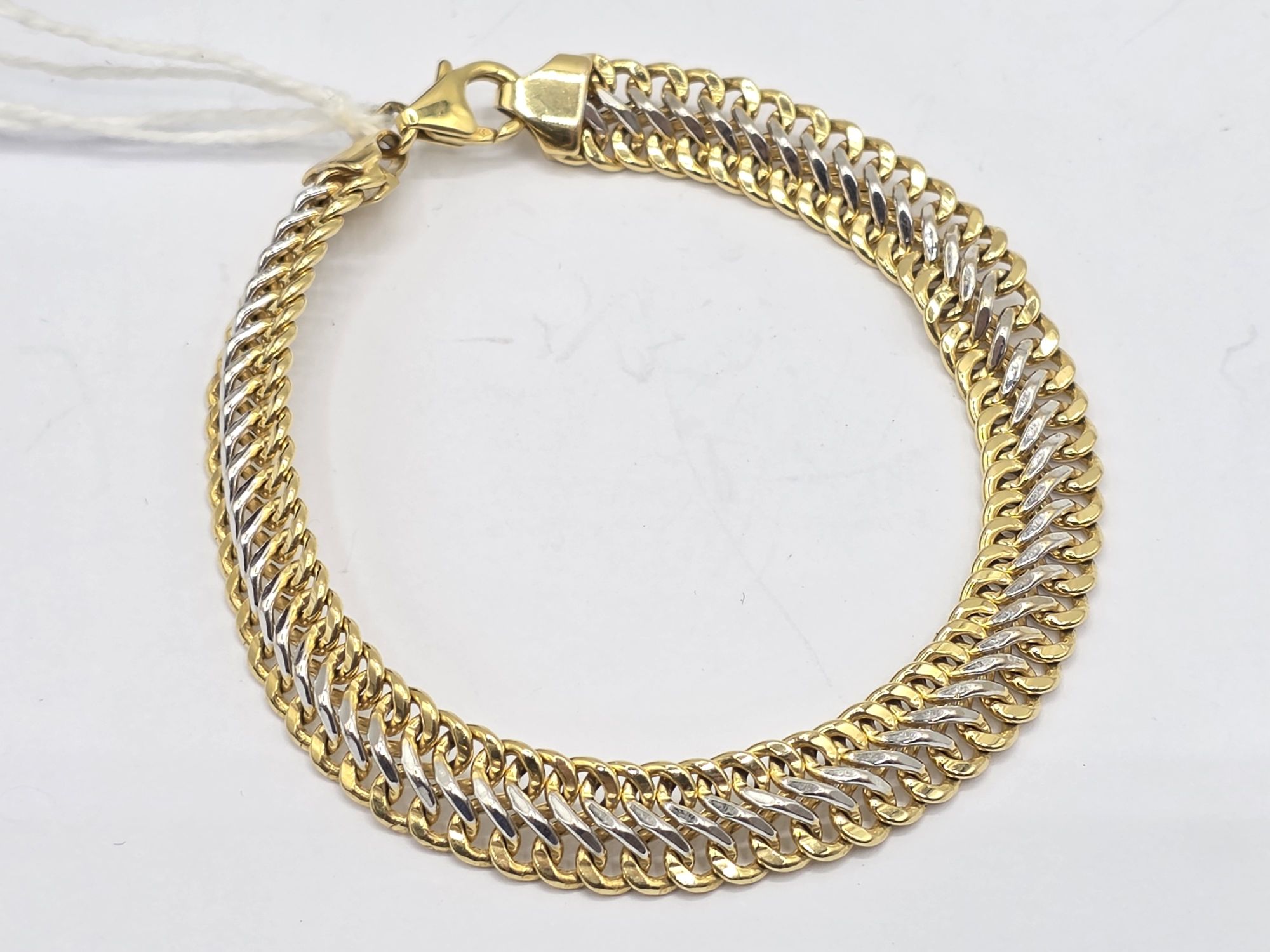 121 · 9CT TWO TONED GOLD CHAIN BRACELET