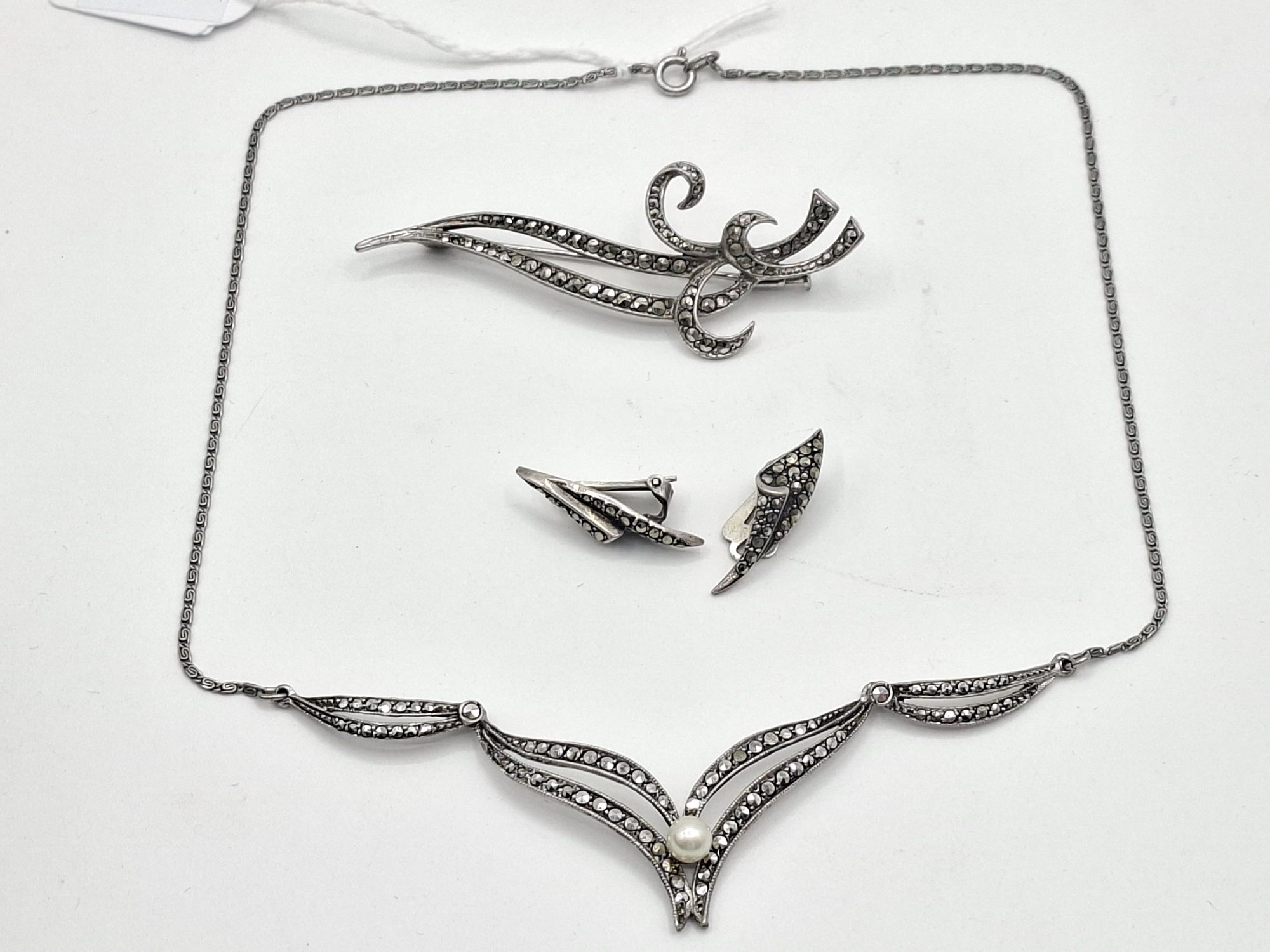 1052 · ART DECO SILVER MARCASITE JEWELLERY SUITE